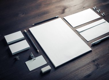 Ahşap masa arkasındaki boş şirket kırtasiyesinin fotoğrafı. Damgalama modeli.