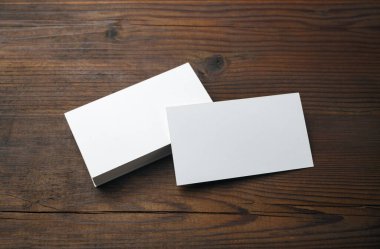 Ahşap arka planda boş kartvizitler. Marka kimliği için model.