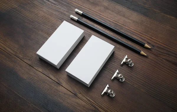 Λευκά Επαγγελματικές Κάρτες Και Μολύβια Ξύλινο Φόντο Μακέτα Γραφικής Ύλης — Φωτογραφία Αρχείου