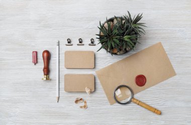 Kraft kırtasiyesi maketi. Açık ahşap arka plana kurulmuş boş bir şirket kimliği. Marka kimliği şablonu. Düz yatıyordu.