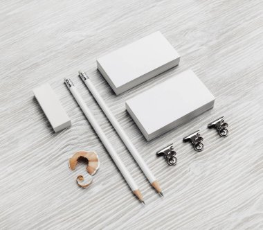 Boş kartvizitler, tahta arka planda kalem ve silgi. Kırtasiye modeli. Tasarımınızı yerleştirmek için şablon.