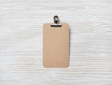 Açık ahşap masa zemininde boş kraft kartvizitinin fotoğrafı. Marka kimliği için bir model. Üst Manzara. Düz yatıyordu.