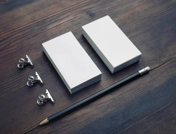 Λευκά Επαγγελματικές Κάρτες Και Μολύβι Ξύλινο Τραπέζι Φόντο Χαρτικά Φτιάχνονται — Φωτογραφία Αρχείου
