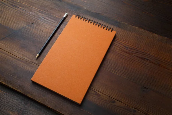 Üres Narancssárga Notebook Ceruza Asztal Háttér Reszponzív Tervezési Modell — Stock Fotó