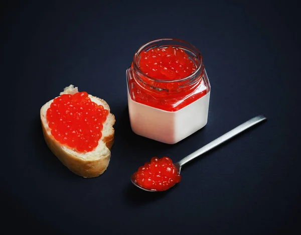 Ainda Vida Com Caviar Vermelho Caviar Fresco Sanduíche Jarra Vidro — Fotografia de Stock