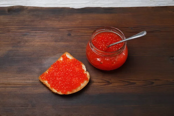 Köstlicher Roter Kaviar Auf Holzgrund Sandwich Mit Rotem Kaviar Glas — Stockfoto