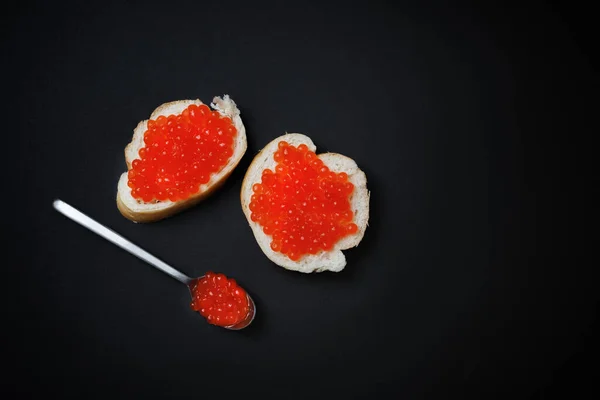 Sandwiches Mit Rotem Kaviar Und Löffel Auf Schwarzem Hintergrund Ansicht — Stockfoto