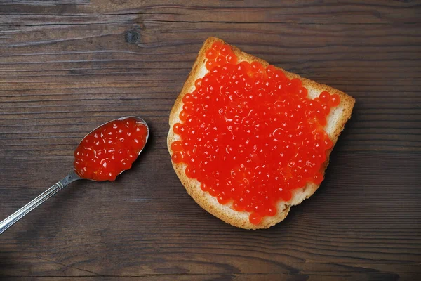 Sandwich Mit Rotem Kaviar Und Löffel Auf Holzgrund Flache Lage — Stockfoto