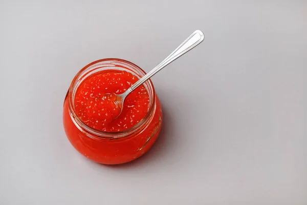 Caviar Vermelho Frasco Vidro Com Colher Fundo Cinza — Fotografia de Stock