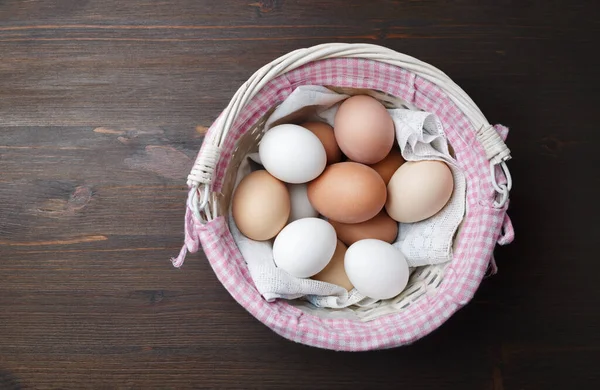 Tahta Arka Planda Yumurtalı Sepet Düz Yatıyordu — Stok fotoğraf