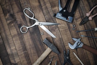 Eski ahşap arka planda farklı eski aletler. Düz yatıyordu.