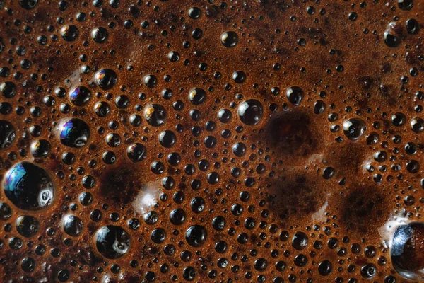 Kahve köpüklü arka plan yakın plan. Kahverengi kahve köpüğünün makro dokusu.
