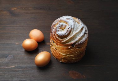 Tahta arka planda lezzetli çörekler ve yumurtalar.