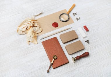 Vintage marka şablonu. Açık ahşap zemin üzerindeki boş kırtasiye malzemesinin fotoğrafı. Tasarım portföyleri için model.