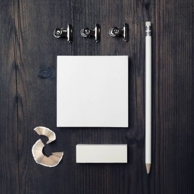 Tasarımınızı yerleştirmek için boş kırtasiye şablonu. Boş notlar, tahta arka planda kalem ve silgi. Kimlik teşhisi için bir model. Üst Manzara. Düz yatıyordu.