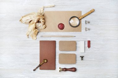 Açık ahşap masa arkaplanındaki boş eski kırtasiye malzemelerinin fotoğrafı. Mesaj için yer var. Düz yatıyordu.