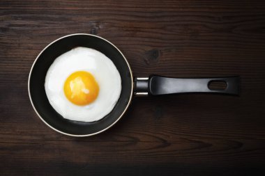 Ahşap arka planda kızarmış yumurta. Düz yatıyordu.