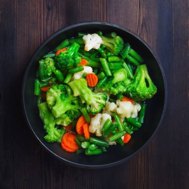 Ahşap arka planda tavada ızgara sebze. Üst Manzara. Düz yatıyordu.