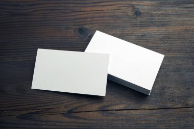 Tahta arka planda boş beyaz kartvizitler. Kimlik teşhisi için bir model. Grafik tasarımcıları için şablon.