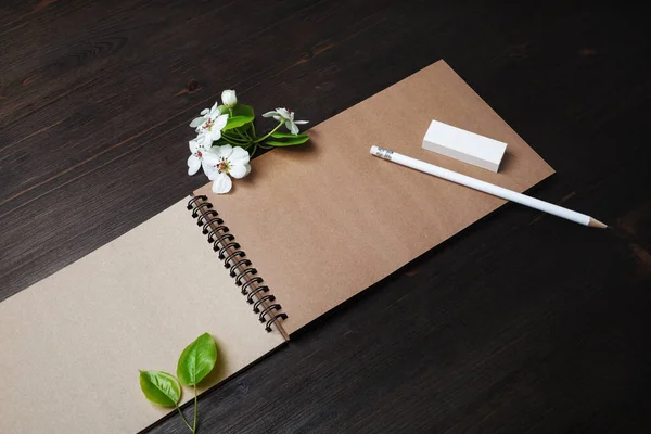 Papelaria Flores Livro Esboços Kraft Branco Lápis Borracha Flores Primavera — Fotografia de Stock