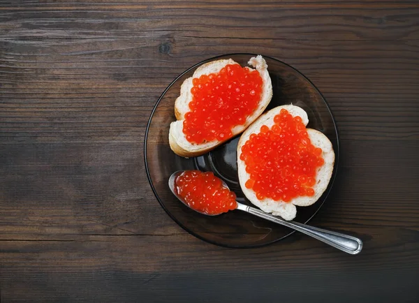 Köstlicher Frischer Roter Kaviar Sandwiches Teller Und Löffel Auf Holztischhintergrund — Stockfoto