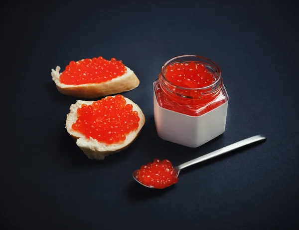 Stillleben Mit Rotem Kaviar Sandwiches Mit Rotem Kaviar Glas Und — Stockfoto