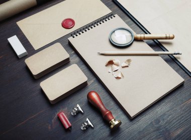 Ahşap masa arkasında boş Kraft iş kırtasiyesi seti. Şirket kimlik şablonu. Damgalama modeli.