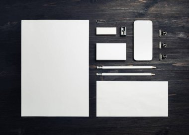 Boş iş kırtasiye seti. Ahşap arka planda kurumsal kimlik şablonu. Düz yatıyordu.