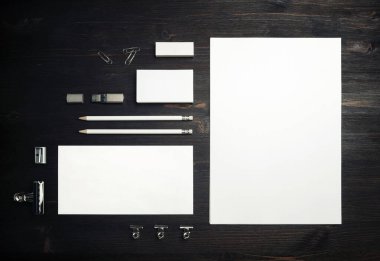 Ahşap masa arka planında boş kırtasiye seti. Marka tasarımı için şablon. Markalaşma modeli. Düz yatıyordu.