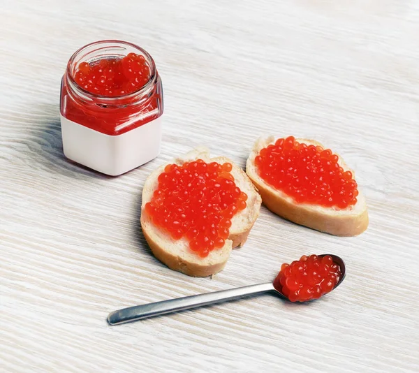 Köstlicher Roter Kaviar Sandwiches Mit Kaviar Glas Und Löffel Auf — Stockfoto