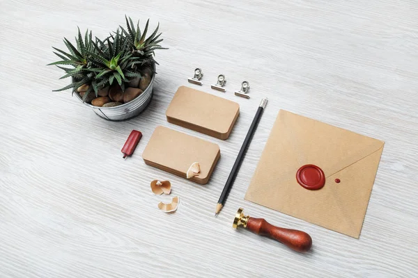 浅色木桌背景上的空白木筏文具 Id模板 设计人员品牌形象模型 — 图库照片