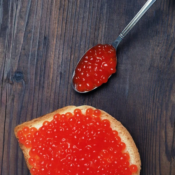 Stillleben Mit Kaviar Foto Von Rotem Kaviar Sandwich Und Löffel — Stockfoto