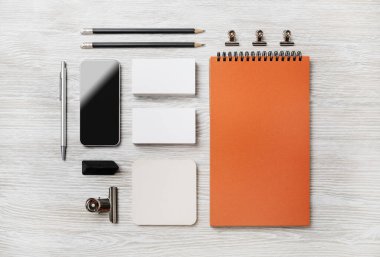 Açık ahşap masa arkaplanındaki boş kırtasiye seti fotoğrafı. Şirket kimlik şablonu. Tepkili tasarım modeli. Üst Manzara. Düz yatıyordu.