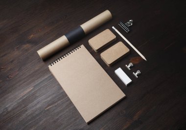 Antika markalaşma modeli. Ahşap arka planda boş şirket kırtasiyesinin fotoğrafı..