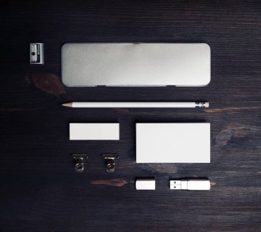 Ahşap masa arka planında boş şirket kırtasiyesi. Marka kimliği şablonu. Düz yatıyordu.