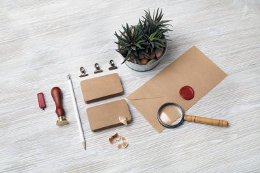 Açık ahşap zemin üzerine boş retro kırtasiye seti. Şirket kimlik seti. Damgalama kimliği şablonu.