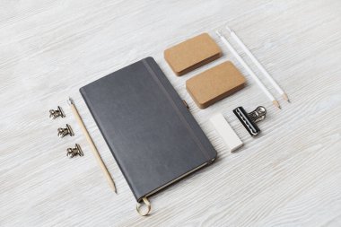 Şirket kimlik şablonu. Markalaşma modeli. Boş iş kırtasiyesi açık tahta masa arkaplanının maketi.