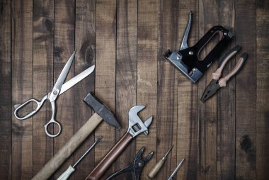 Ahşap arka planda kullanılan iş aletleri. Üst Manzara. Düz yatıyordu.