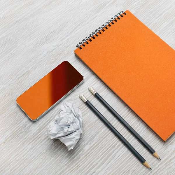 Fénykép Üres Írószer Beállítva Könnyű Asztal Háttér Üres Narancssárga Notebook — Stock Fotó