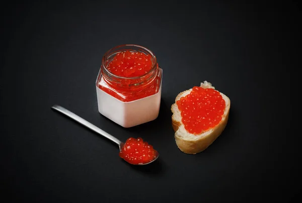 Köstlicher Frischer Roter Kaviar Sandwich Mit Rotem Kaviar Glas Und — Stockfoto