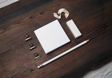 Markalaşma modeli. Ahşap masa arkasındaki boş şirket kırtasiyesinin fotoğrafı. Damgalama kimliği şablonu.