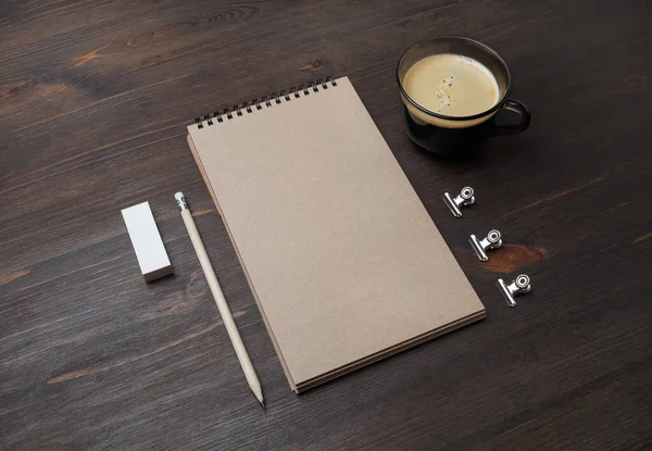 空白卡夫笔记本 橡皮和咖啡杯在木制背景上的照片 品牌标识模板 — 图库照片