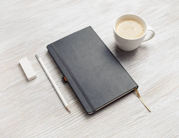 Prázdný Uzavřený Notebook Tužka Guma Šálek Kávy Pozadí Lehkého Dřeva — Stock fotografie