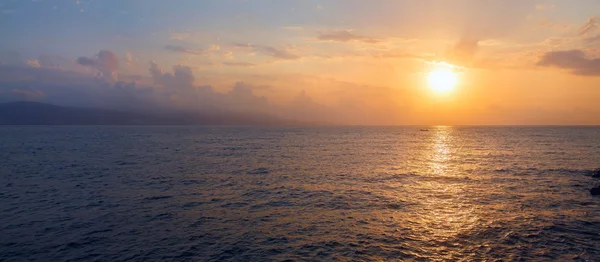 Sonnenaufgang über dem Meer. — Stockfoto