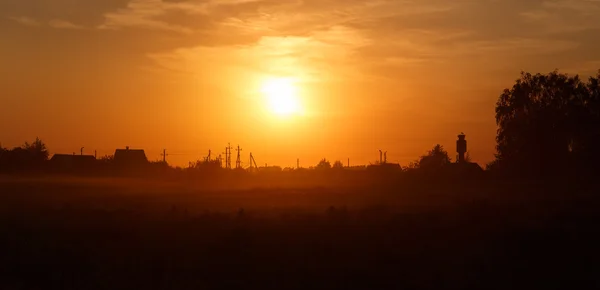 Orangefarbener Sonnenuntergang auf dem Land — Stockfoto