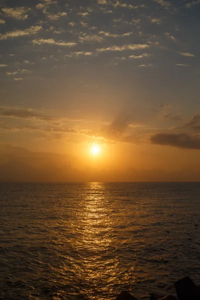 Яркий восход солнца над морем — стоковое фото