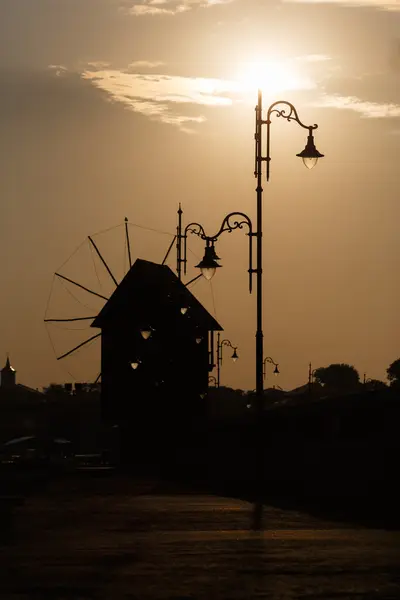 Silhouette dei mulini a vento all'alba — Foto Stock