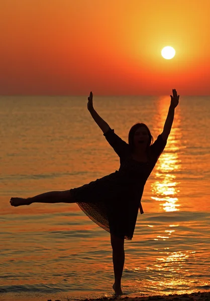 Girl dancing on the background of sunrise — Stock Photo, Image
