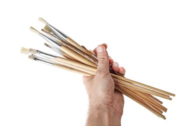 Fırçalar sanatçının elinde