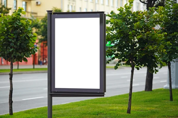 在城市街道上的空白广告牌 — 图库照片